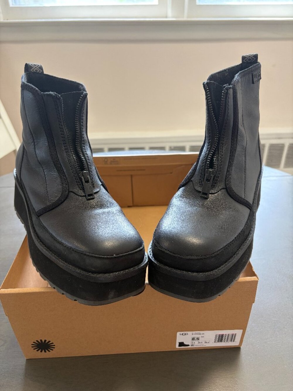 UGG WOMEN'S CITYFUNC ZIP-SIZE 8.5, NEVER WORN!